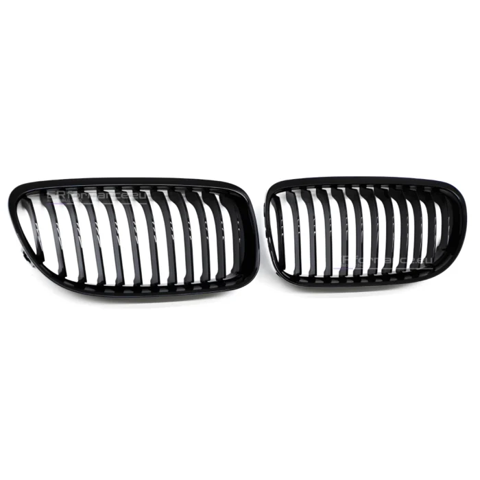 bmw e90 e91 lci viengubos grotelės blizgios juodos (09-13) iš arti šonu