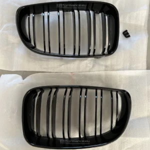 bmw e87 e88 e81 e82 lci dvigubos grotelės juodos blizgios su defektu iš priekio