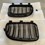 bmw e87 e88 e81 e82 lci dvigubos grotelės juodos blizgios su defektu vidinė dalis