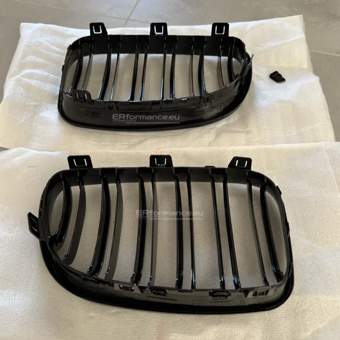 bmw e87 e88 e81 e82 lci dvigubos grotelės juodos blizgios su defektu vidinė dalis