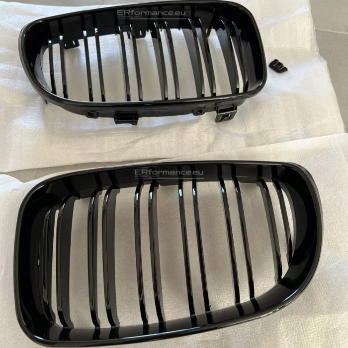 bmw e87 e88 e81 e82 lci dvigubos grotelės juodos blizgios su defektu iš arti